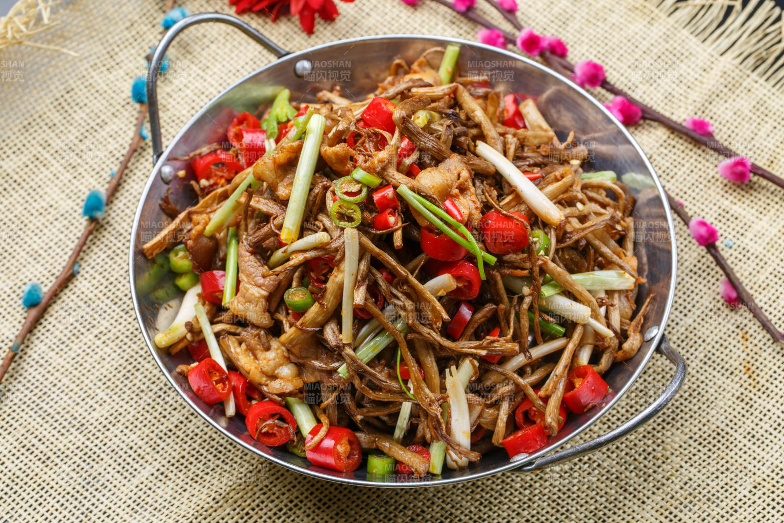 黑铁锅装的鲜椒茶树菇图片