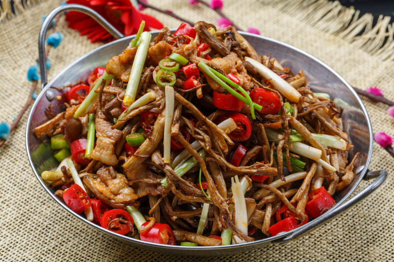 黑铁锅装的鲜椒茶树菇图片