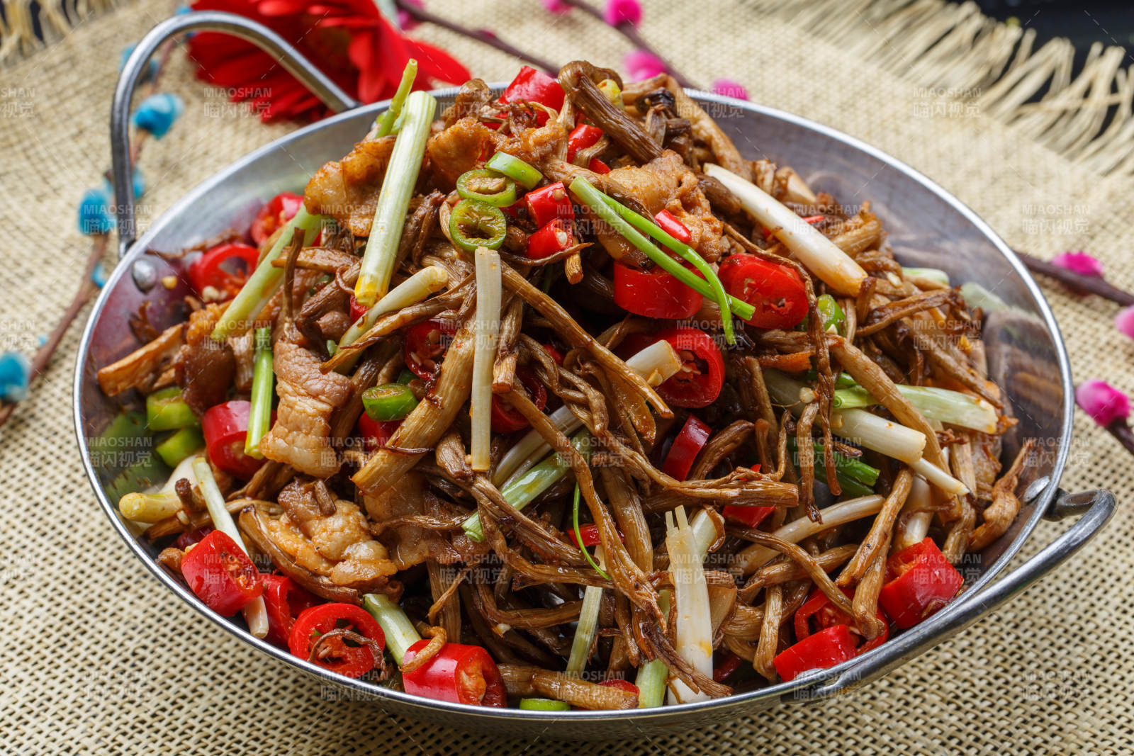 黑铁锅装的鲜椒茶树菇图片