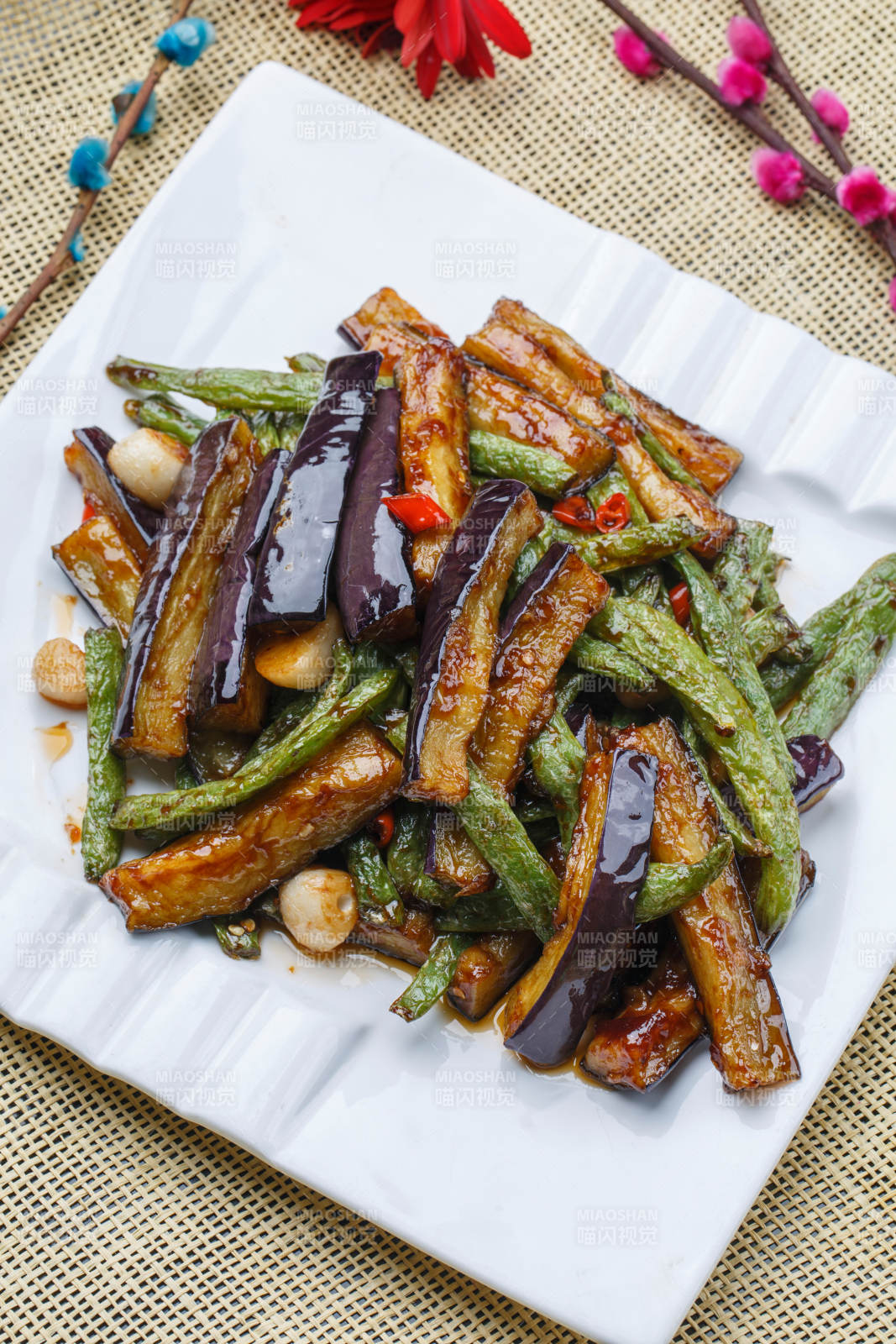 黑铁锅装的鲜椒茶树菇图片