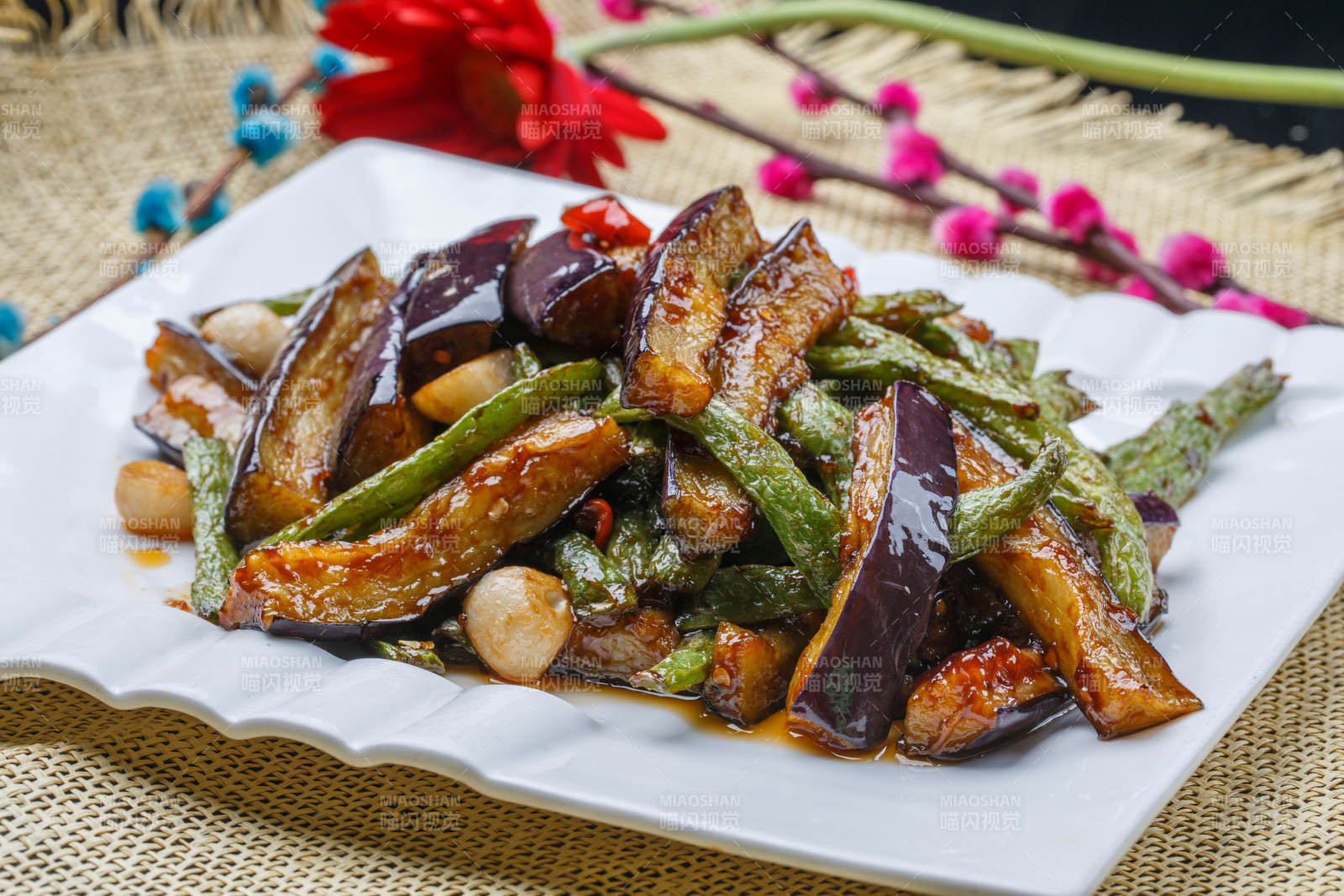 白色瓷盘装的的酱爆豆角茄子图片