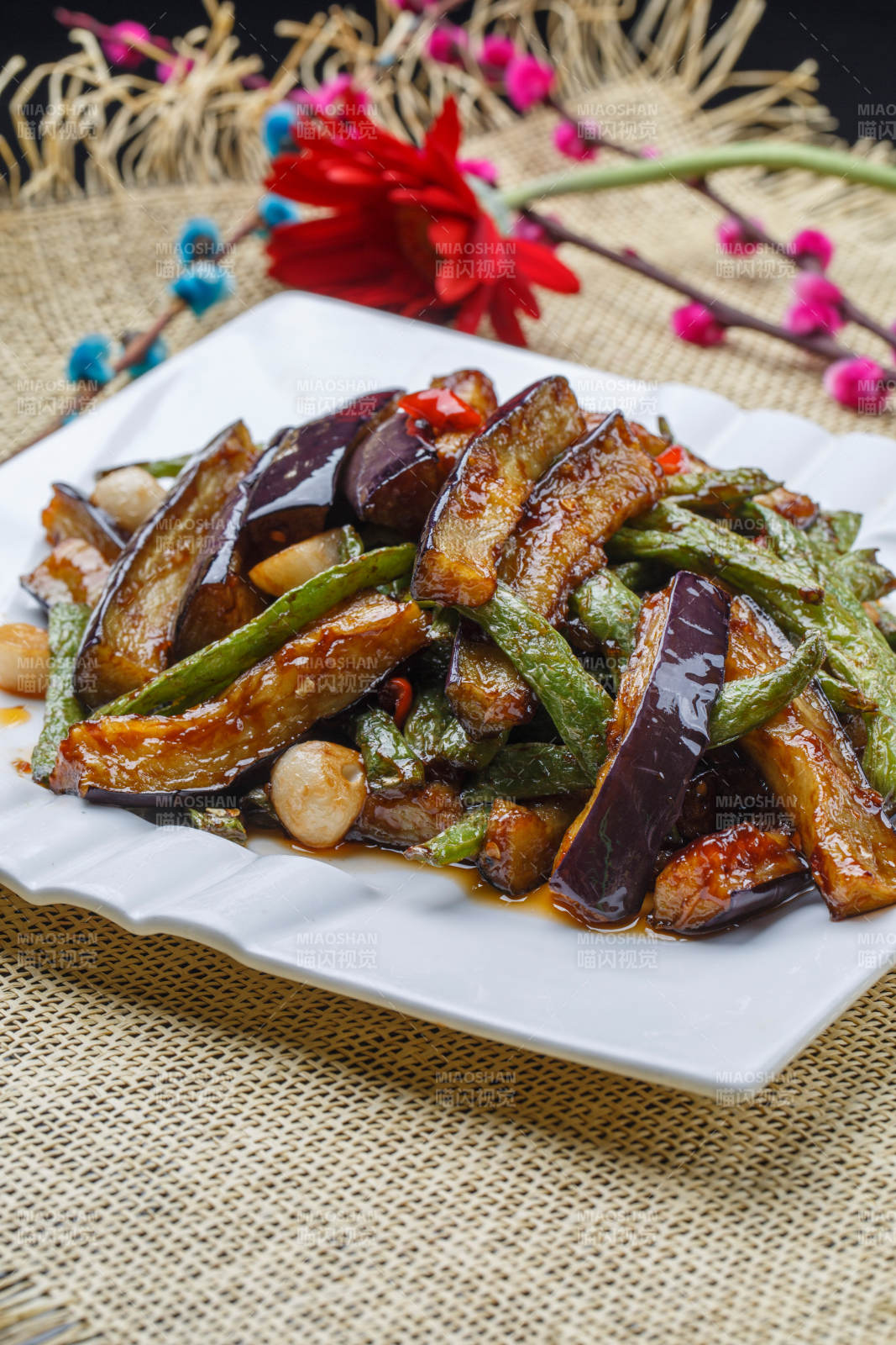 白色瓷盘装的的酱爆豆角茄子图片