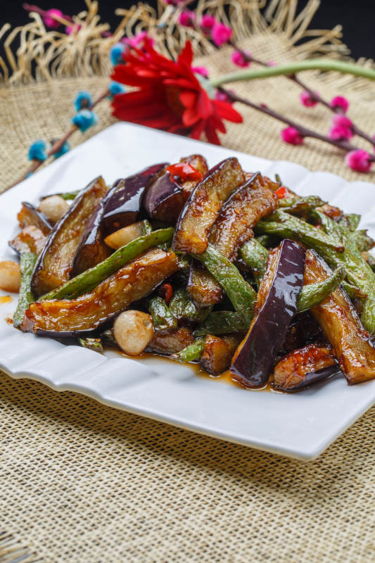 白色瓷盘装的的酱爆豆角茄子图片