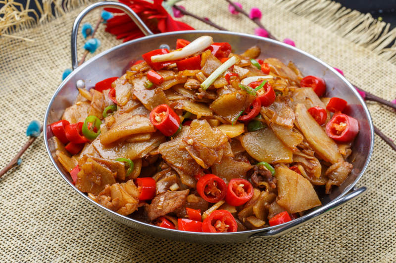 白色瓷盘装的的酱爆豆角茄子图片