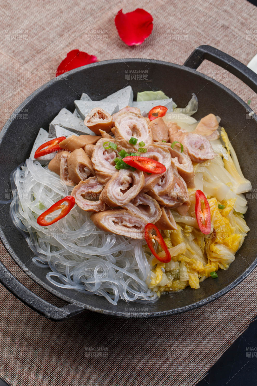 陈旧木板上的方瓷盘装的风味手撕兔图片