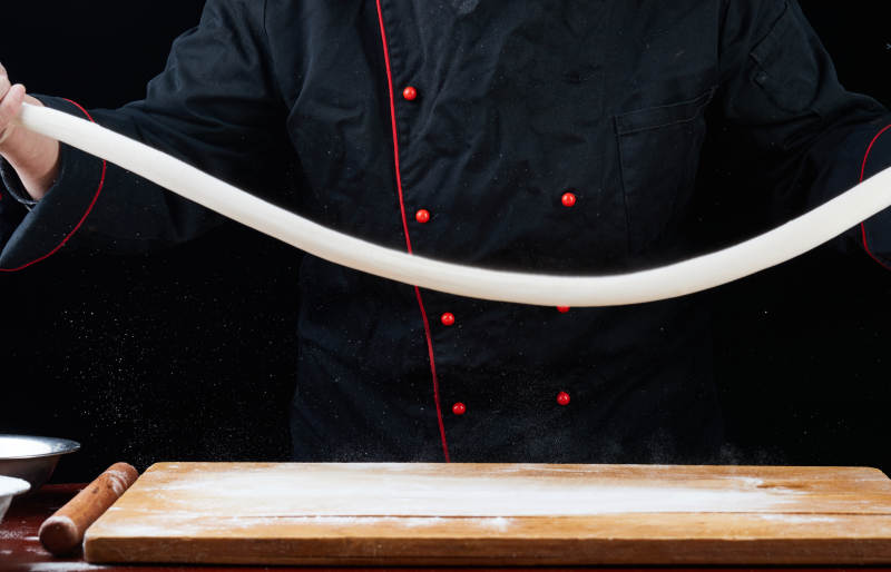 厨师现场演示饺子制作完整过程图片