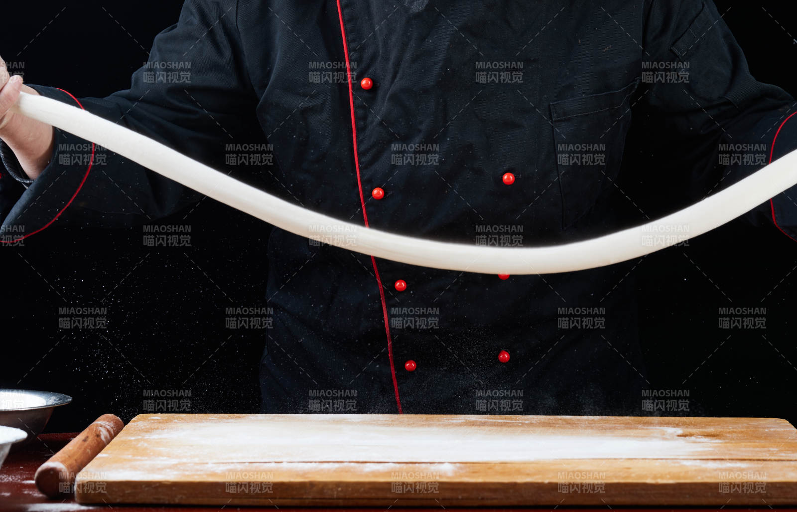 厨师现场演示饺子制作完整过程图片