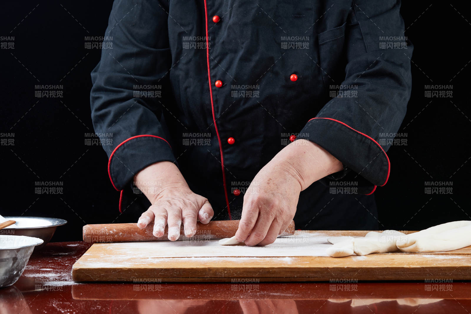 厨师现场演示饺子制作完整过程图片