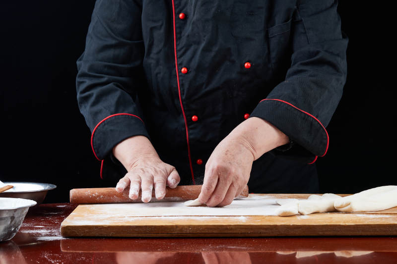 厨师现场演示饺子制作完整过程图片