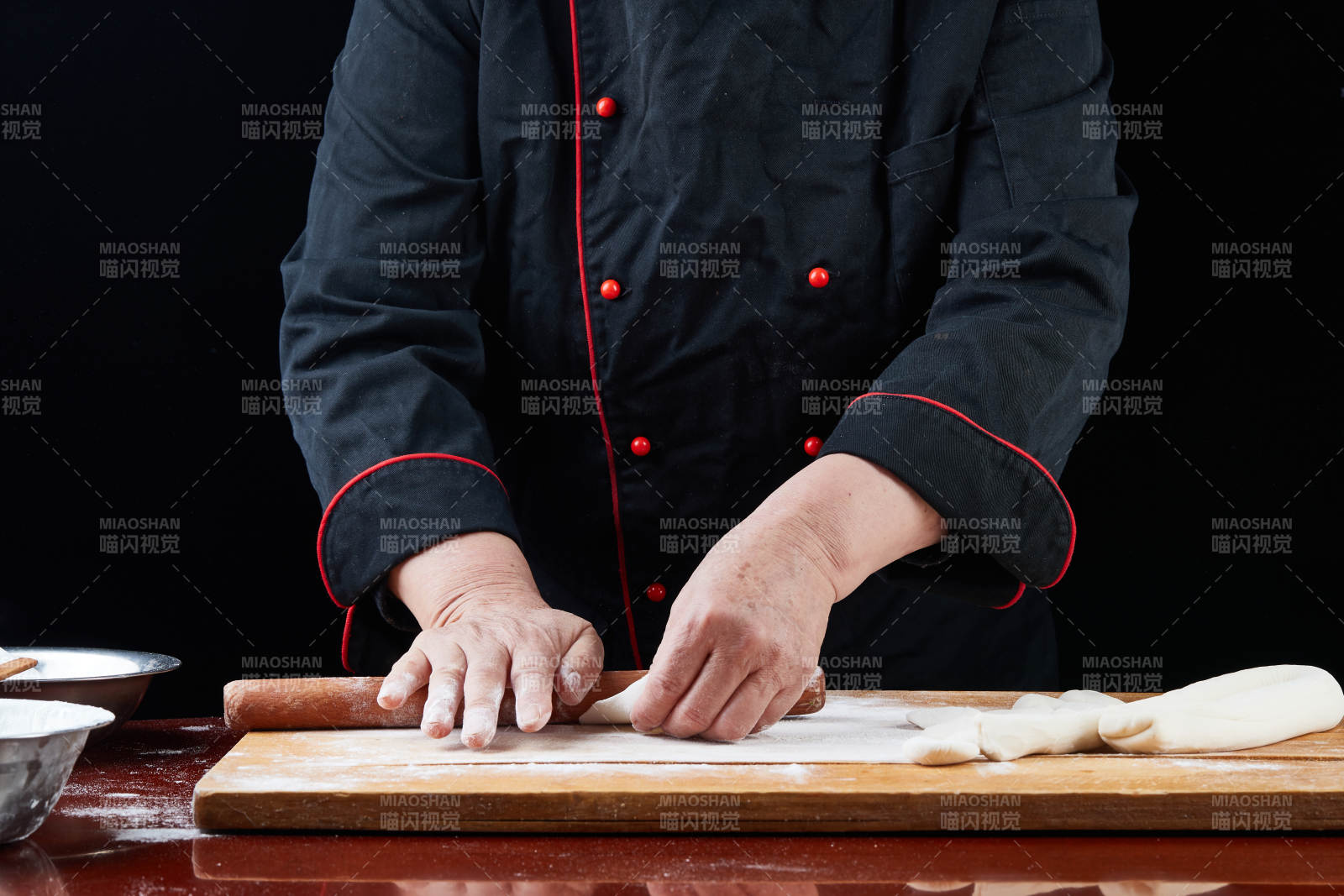 厨师现场演示饺子制作完整过程图片