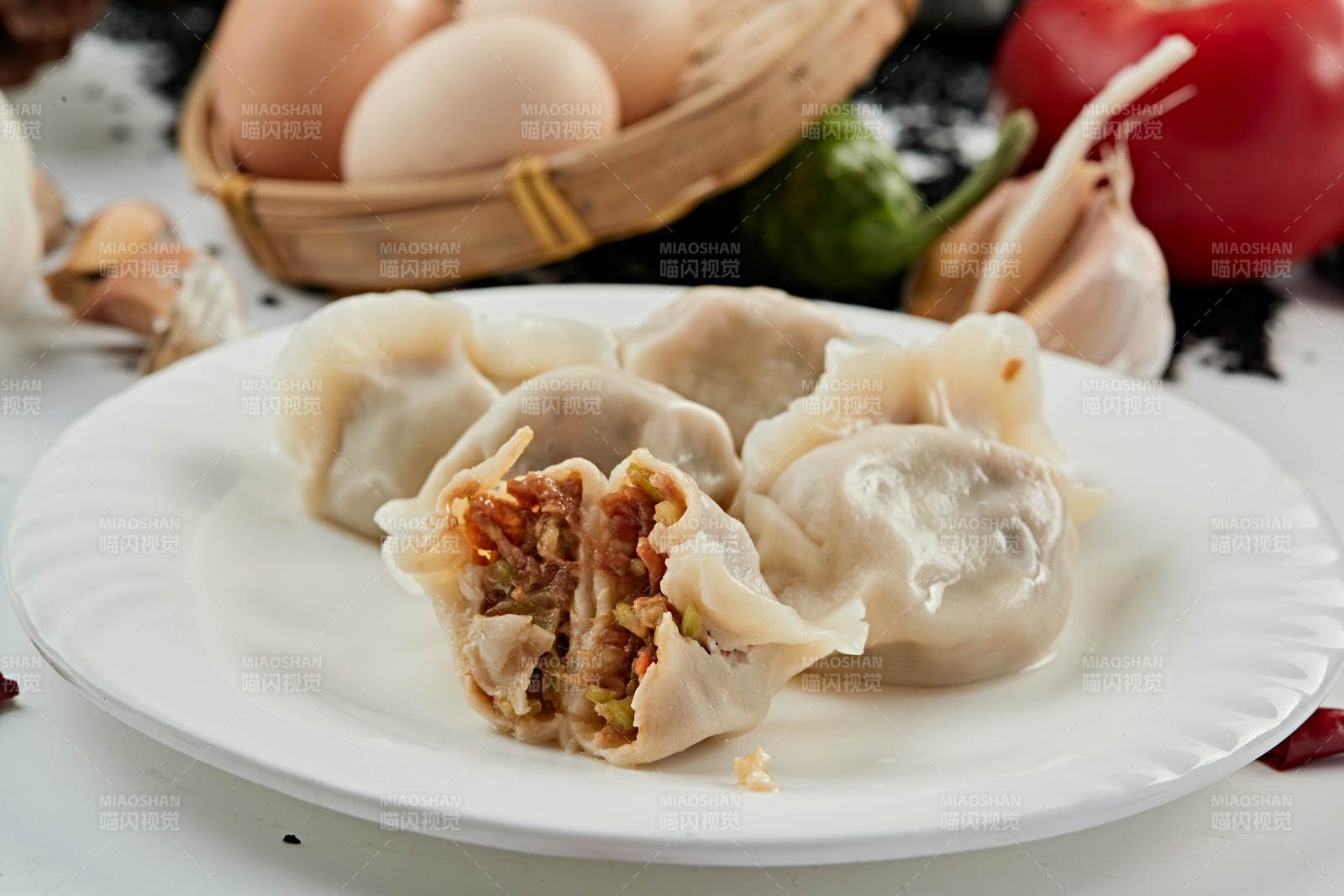 手工酱肉鲜豆角馅饺子图片