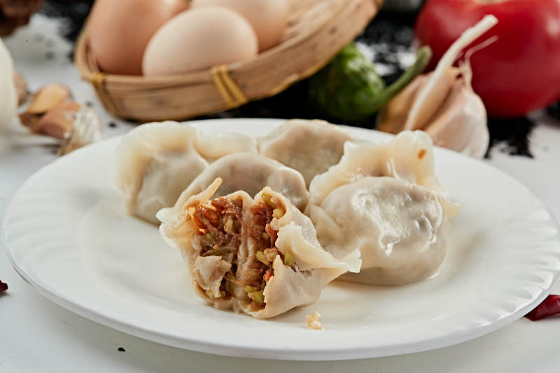 手工酱肉鲜豆角馅饺子图片