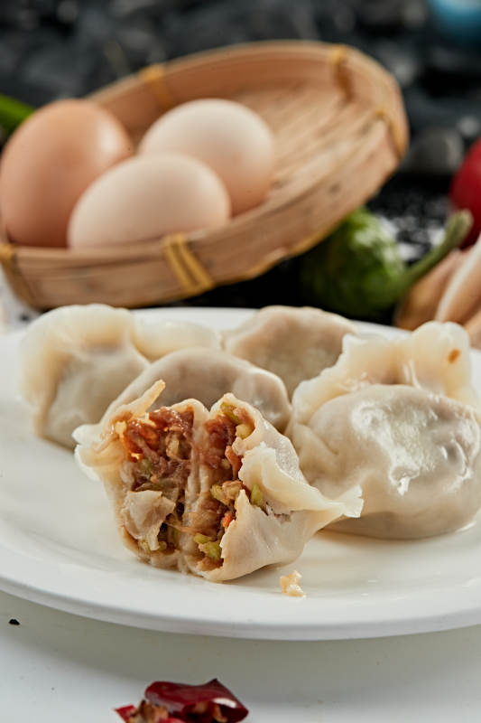 手工酱肉鲜豆角馅饺子图片