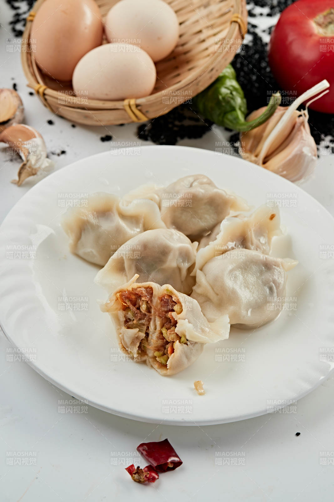 手工酱肉鲜豆角馅饺子图片