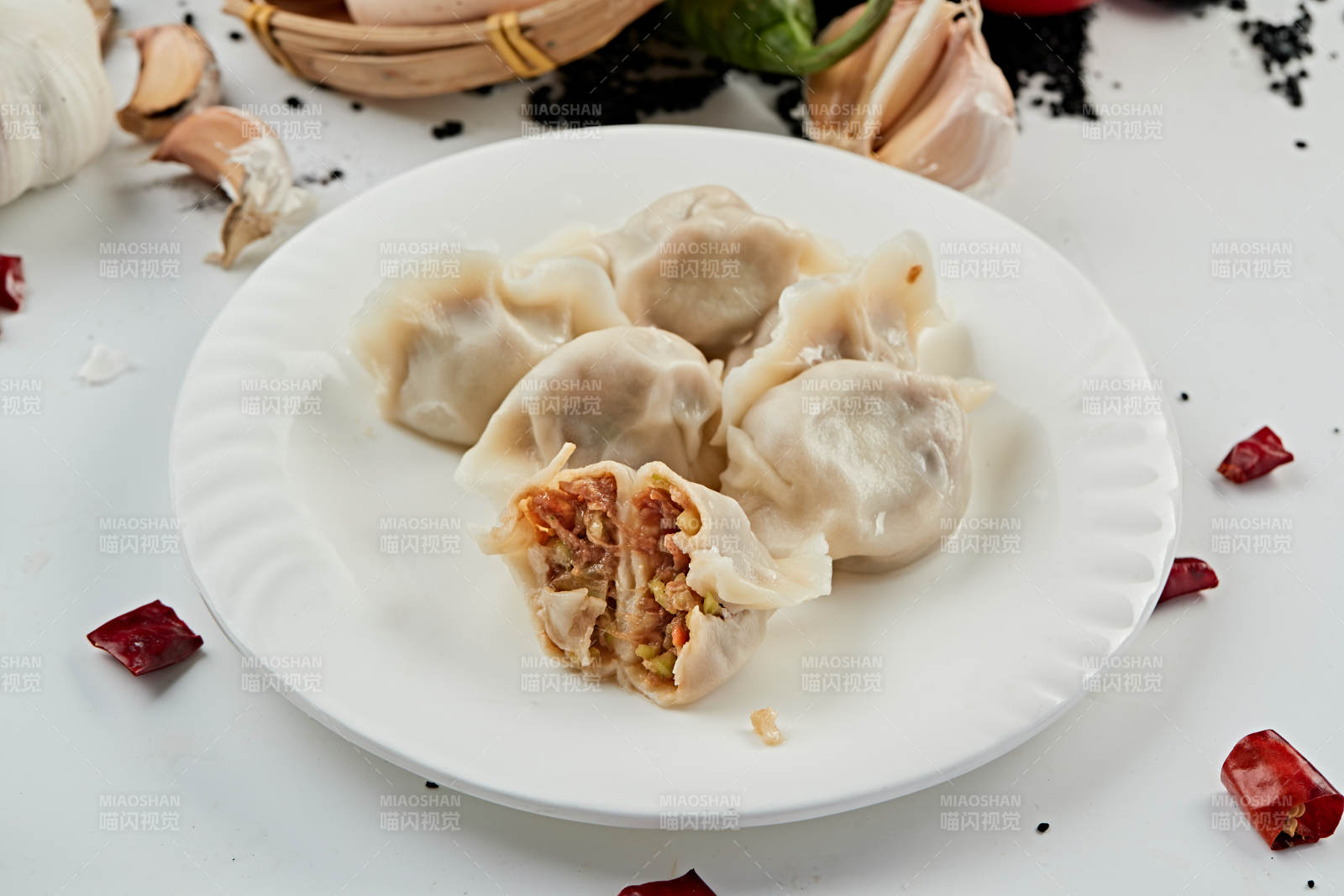 手工酱肉鲜豆角馅饺子图片