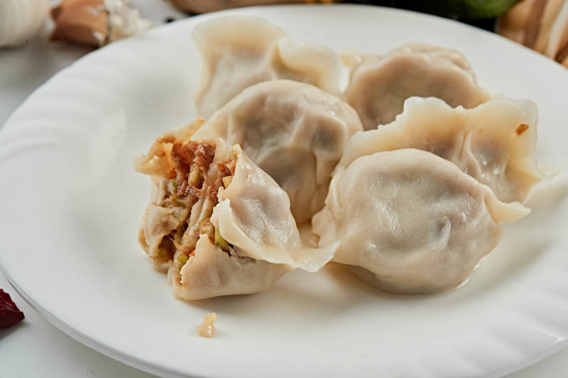 手工酱肉鲜豆角馅饺子图片