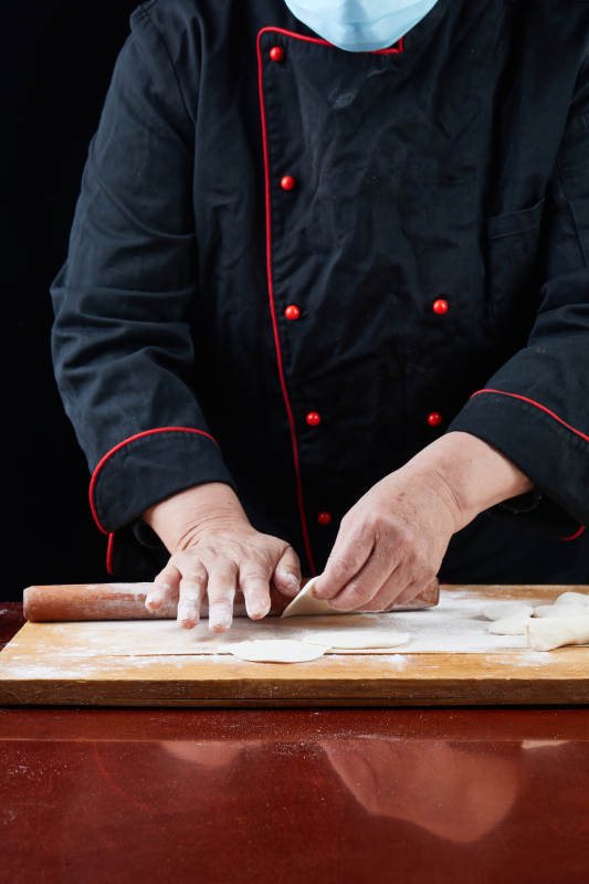 厨师现场演示饺子制作完整过程图片