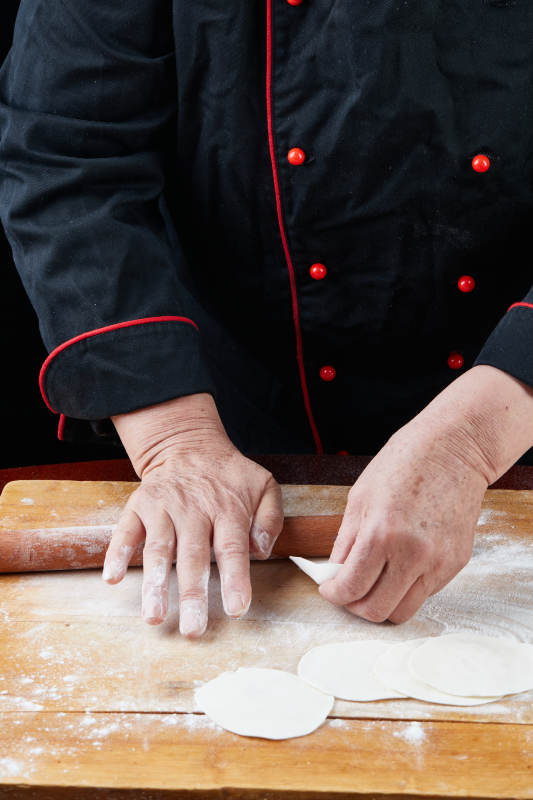 厨师现场演示饺子制作完整过程图片