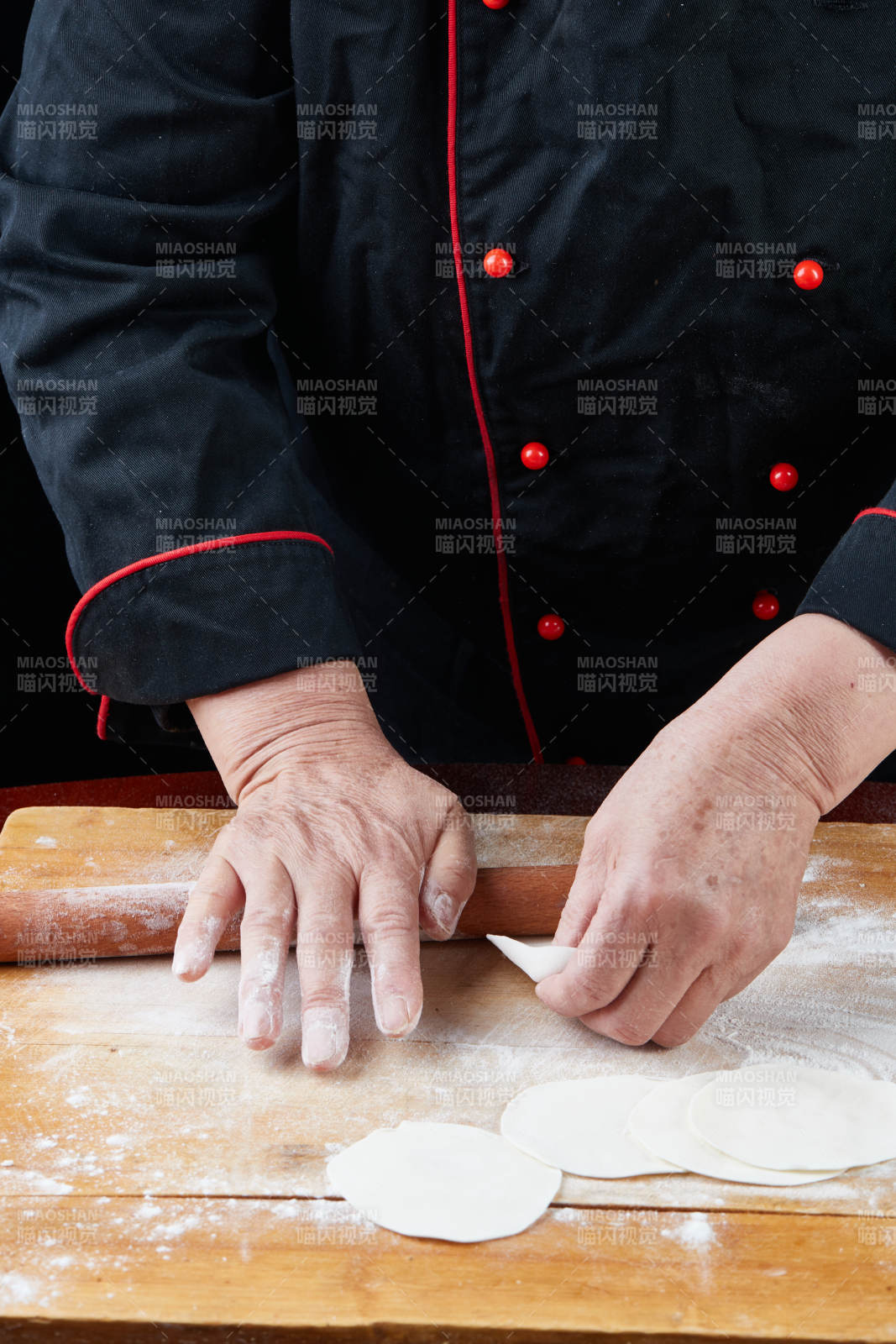 厨师现场演示饺子制作完整过程图片