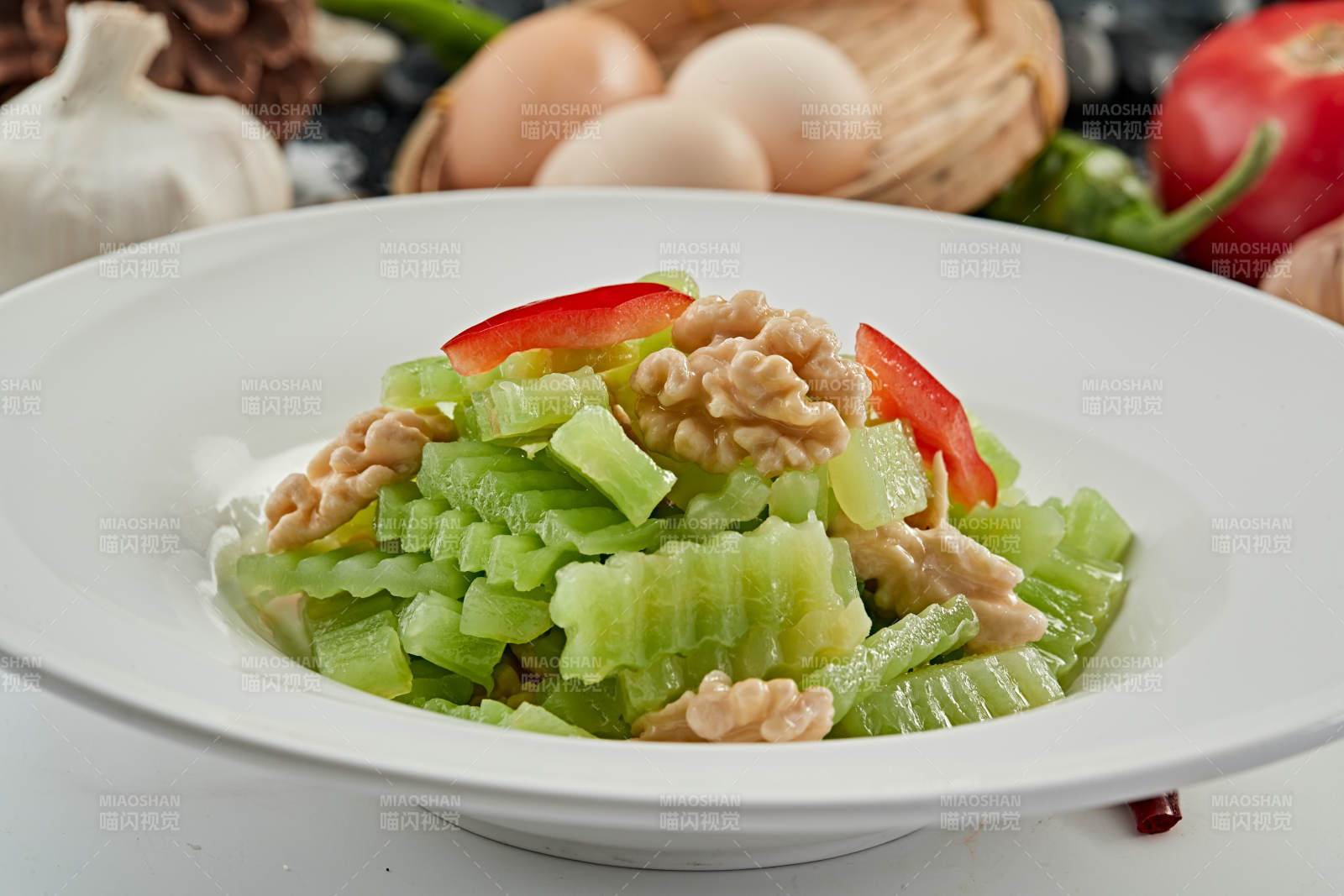 鲜莴笋拌桃仁图片