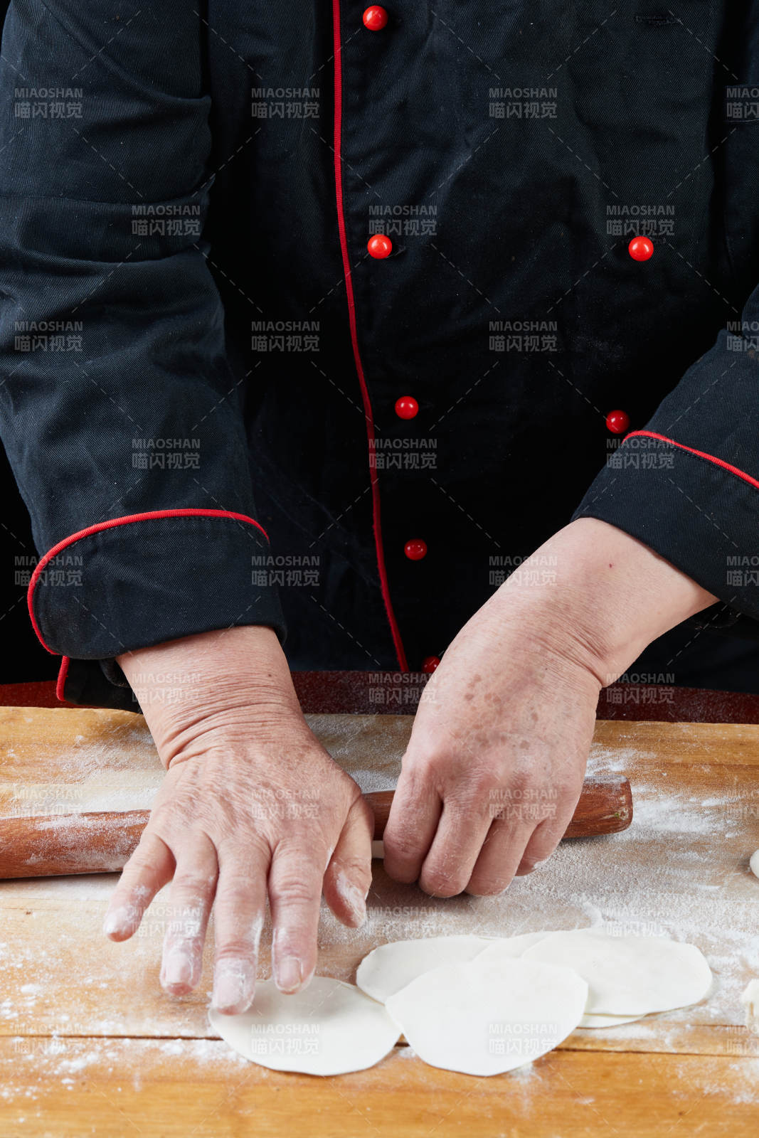 厨师现场演示饺子制作完整过程图片