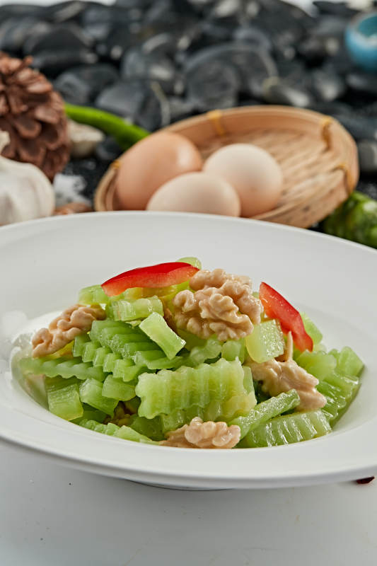 鲜莴笋拌桃仁图片