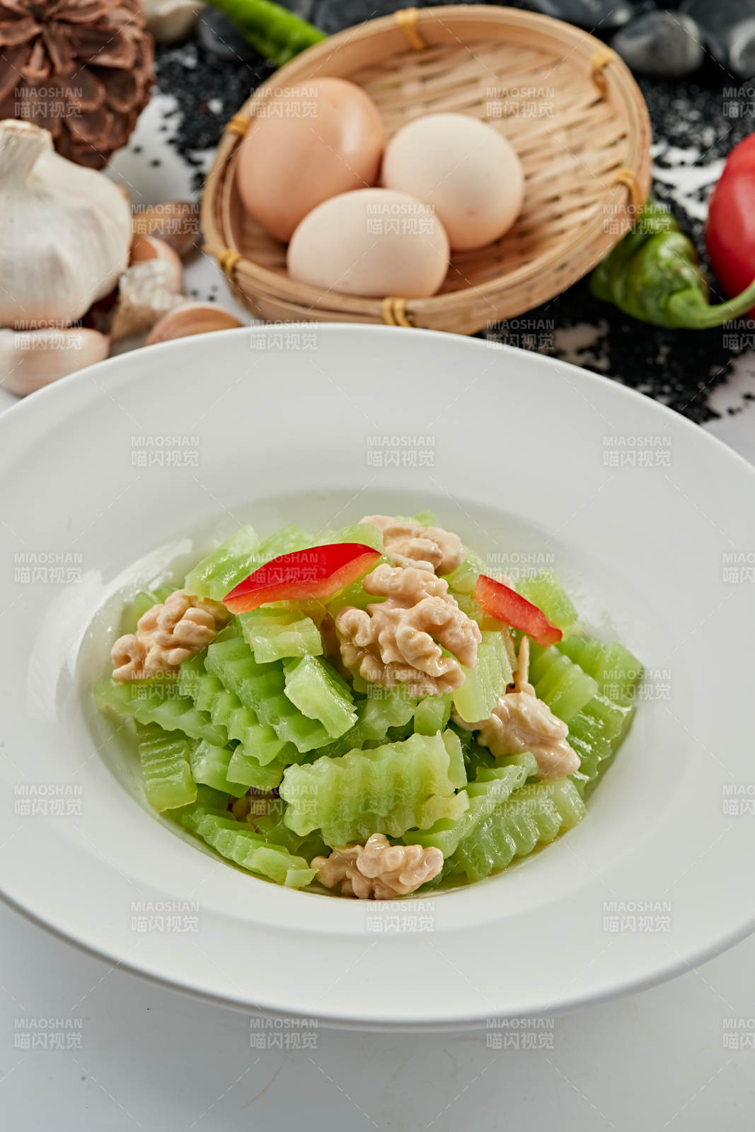 鲜莴笋拌桃仁图片