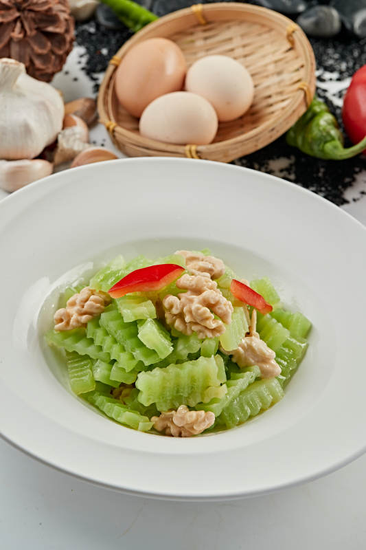 鲜莴笋拌桃仁图片