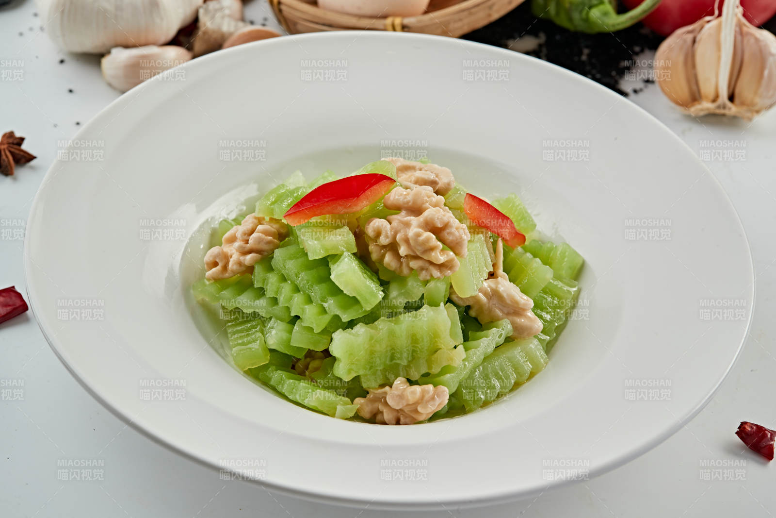 鲜莴笋拌桃仁图片