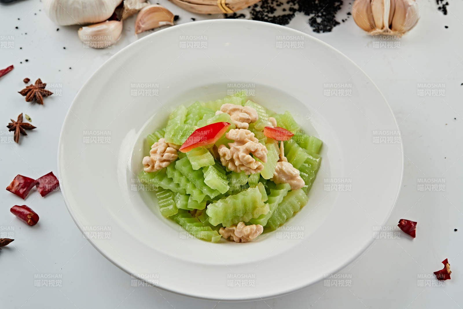 鲜莴笋拌桃仁图片