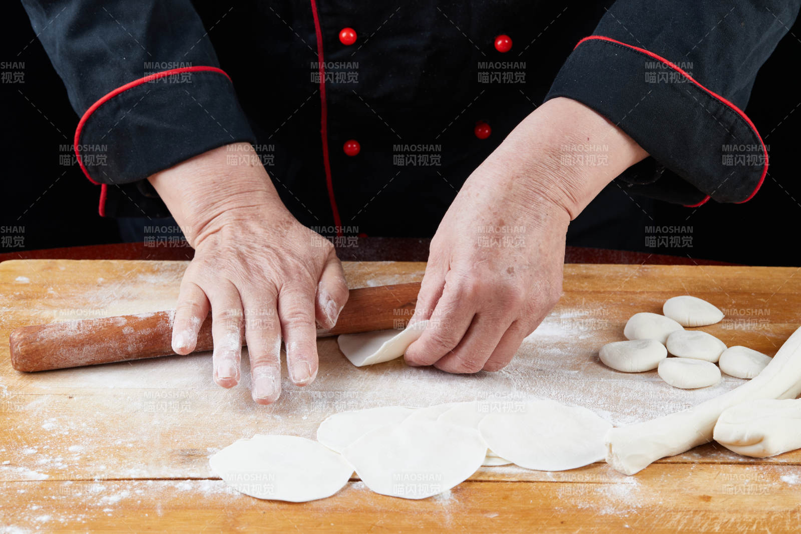 厨师现场演示饺子制作完整过程图片
