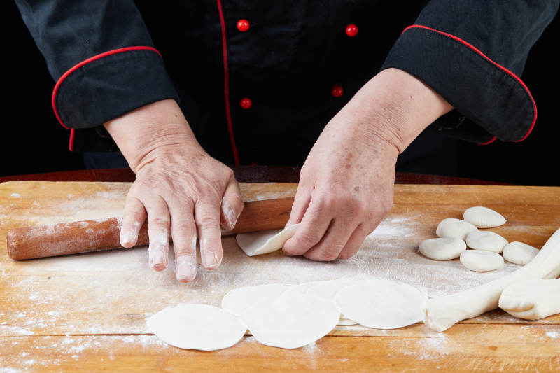 厨师现场演示饺子制作完整过程图片