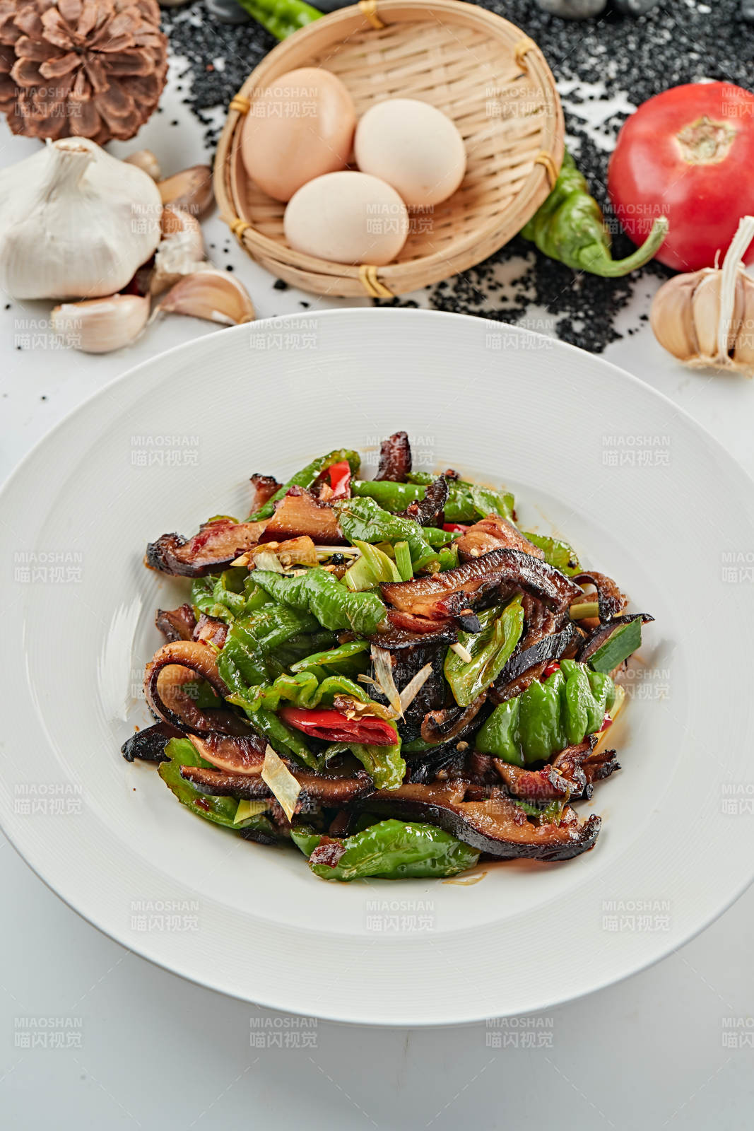 青红椒爆炒老腊肉图片