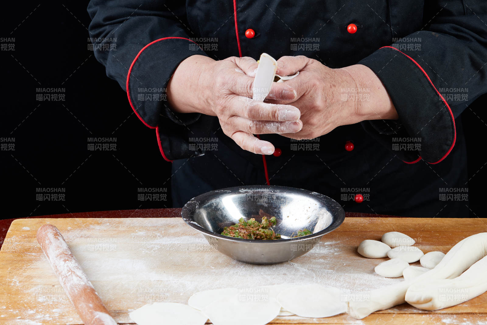 厨师现场演示饺子制作完整过程图片