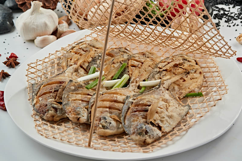 油炸飘香竹楼平鱼图片