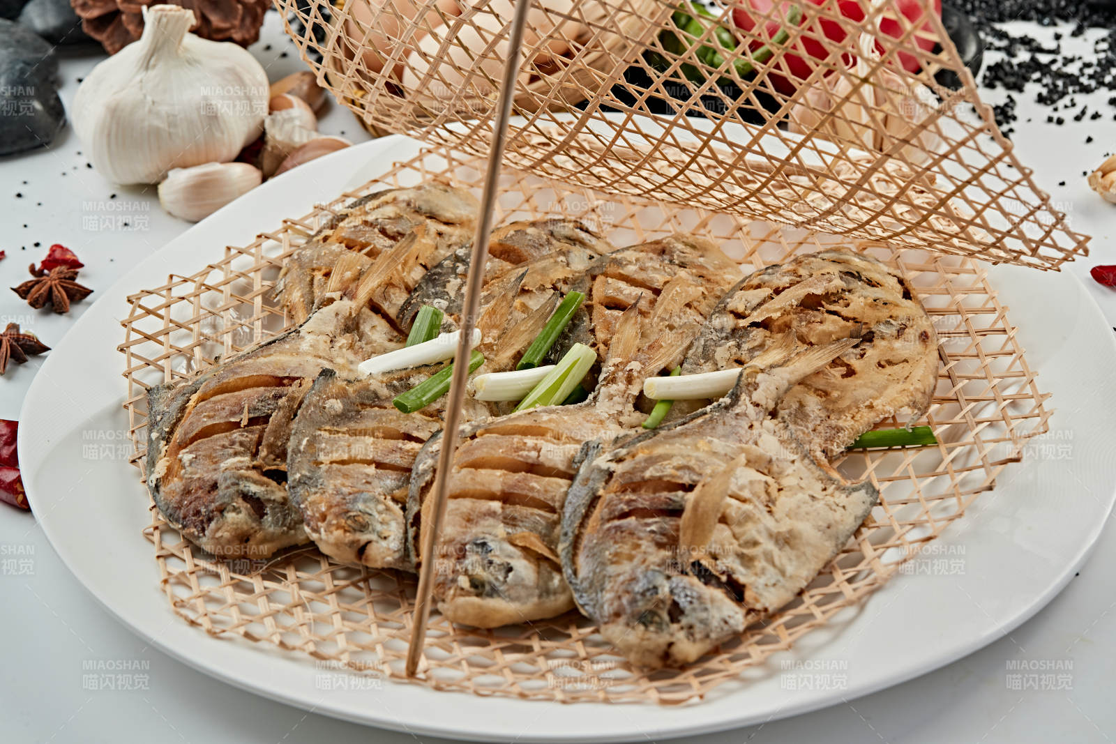 油炸飘香竹楼平鱼图片