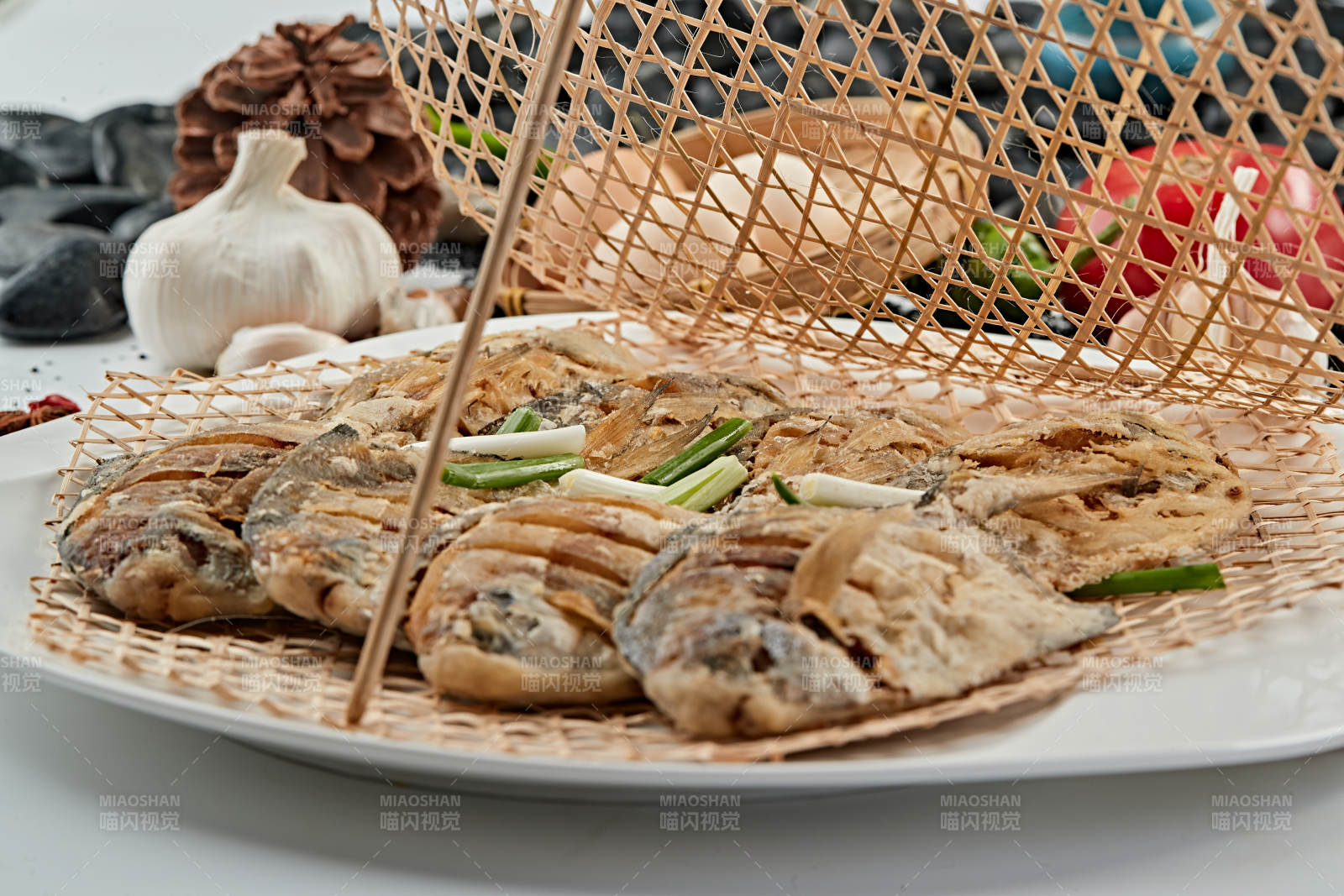 油炸飘香竹楼平鱼图片