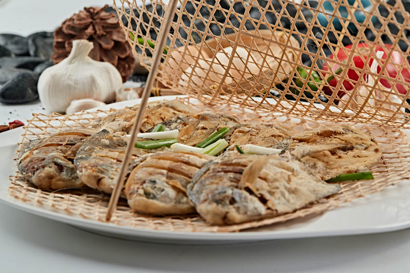 油炸飘香竹楼平鱼图片