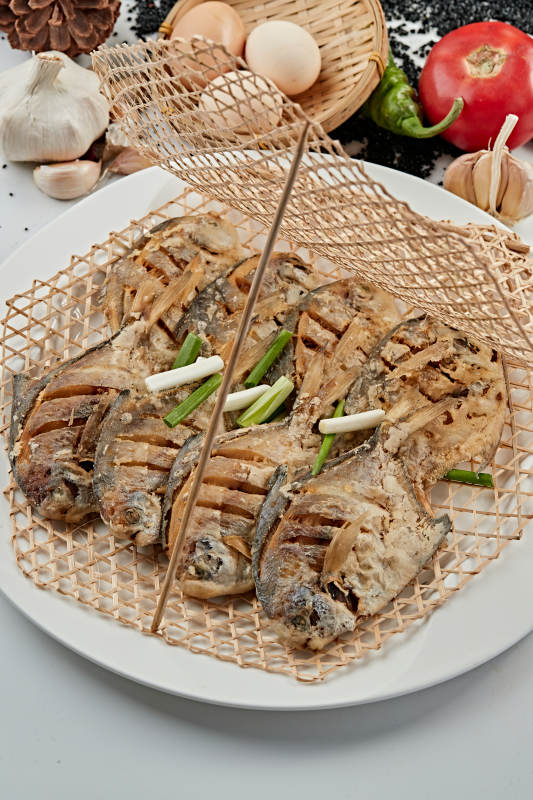 油炸飘香竹楼平鱼图片