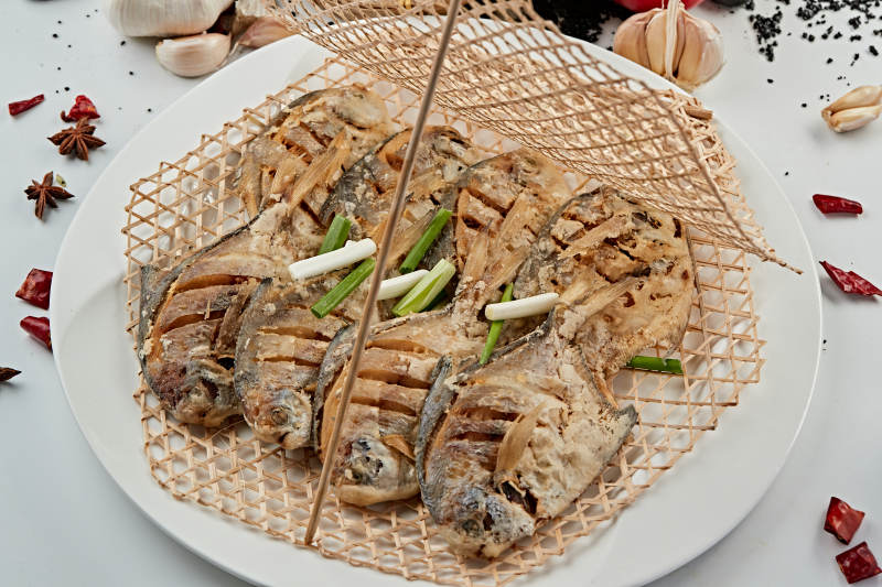 油炸飘香竹楼平鱼图片