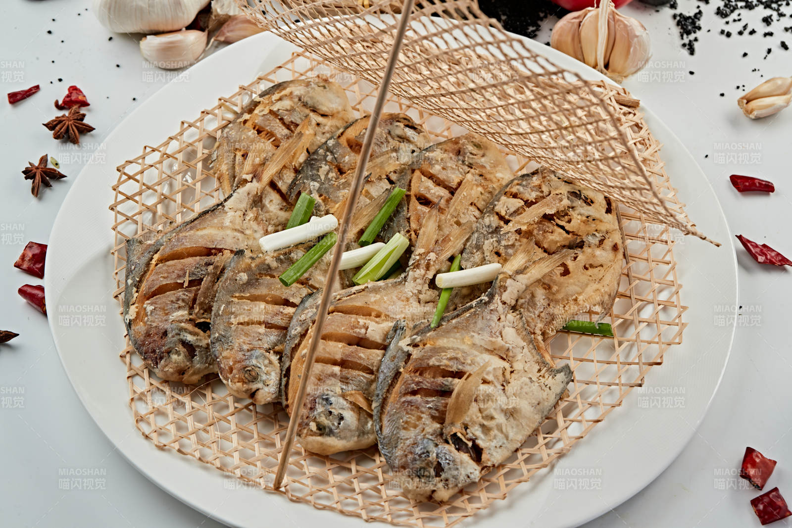 油炸飘香竹楼平鱼图片