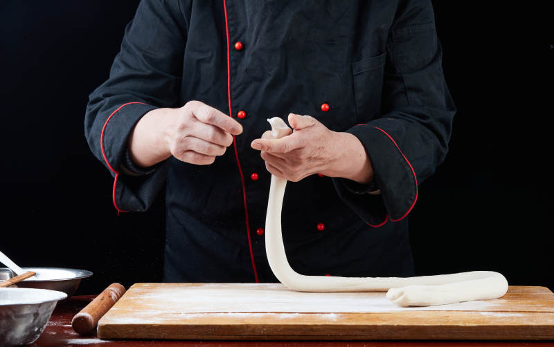 厨师现场演示饺子制作完整过程图片