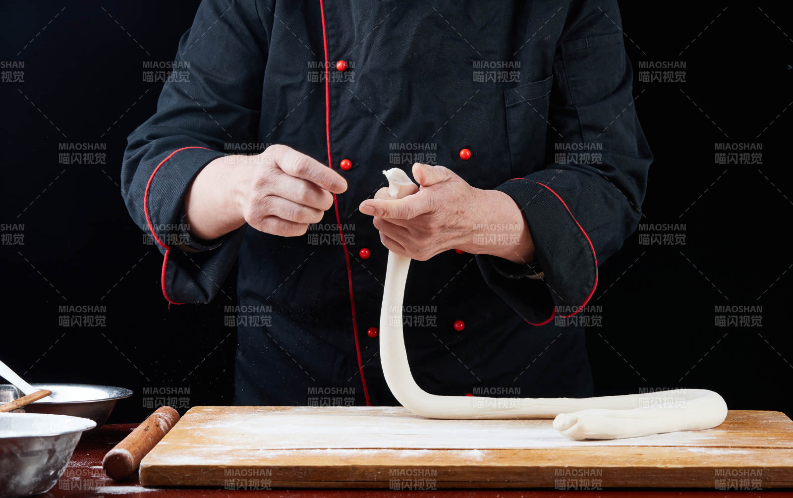 厨师现场演示饺子制作完整过程图片