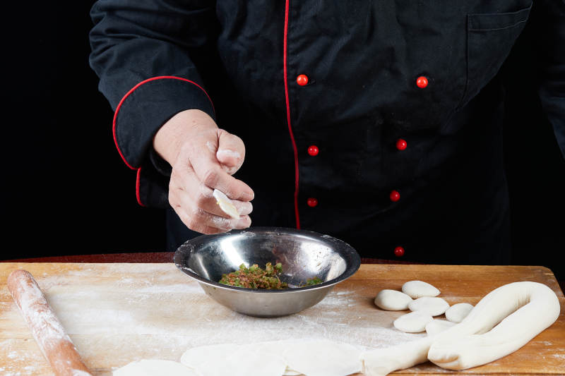厨师现场演示饺子制作完整过程图片