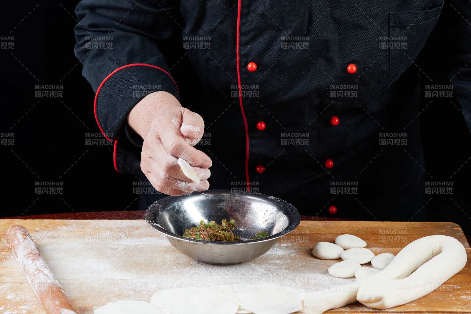 厨师现场演示饺子制作完整过程图片