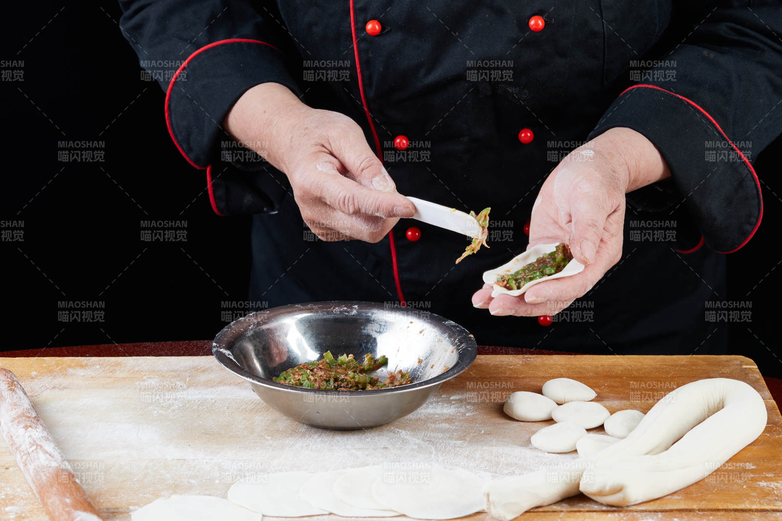 厨师现场演示饺子制作完整过程图片