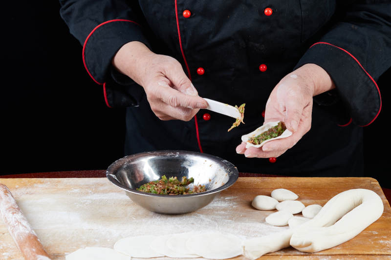 厨师现场演示饺子制作完整过程图片