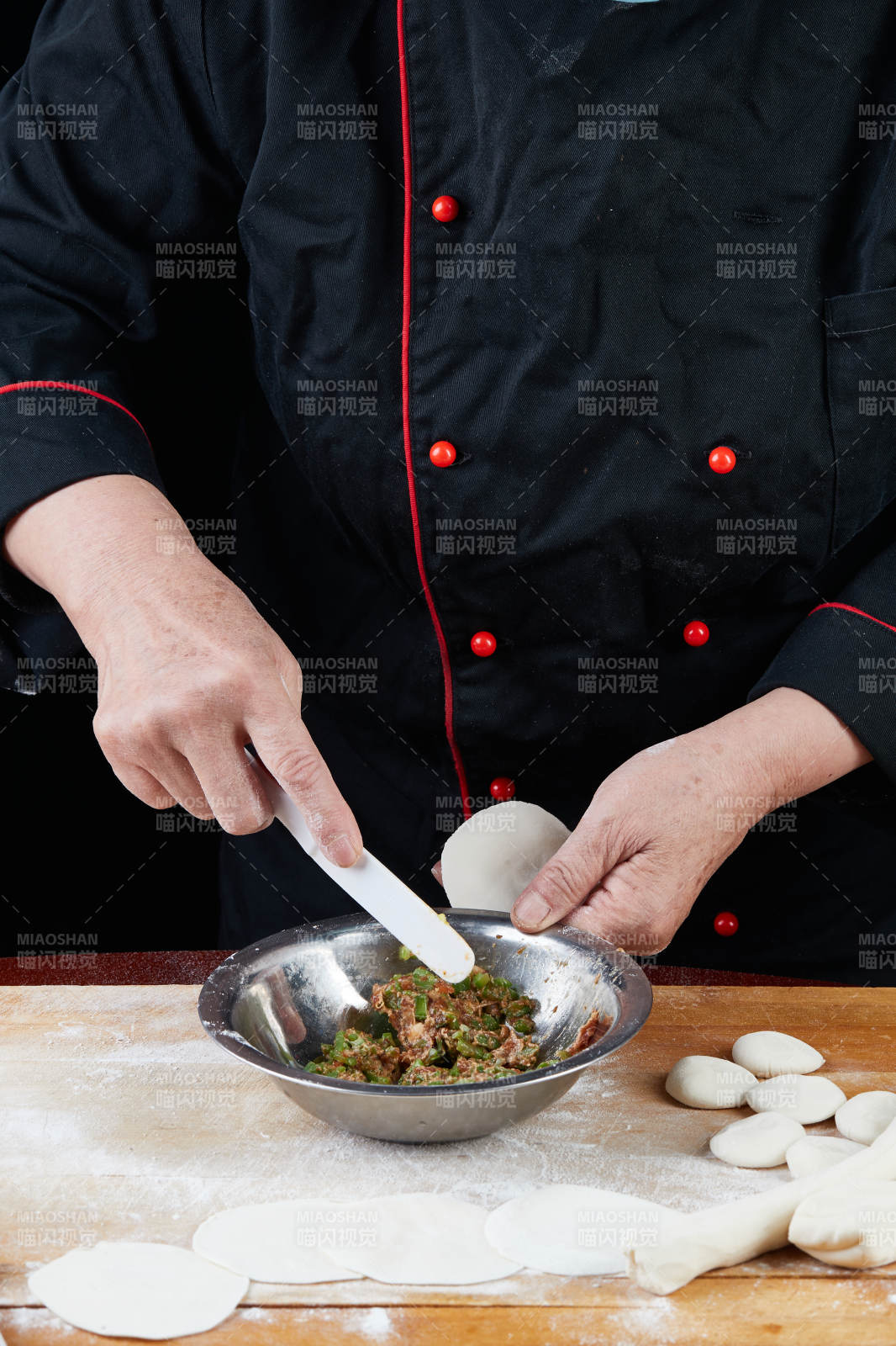 厨师现场演示饺子制作完整过程图片