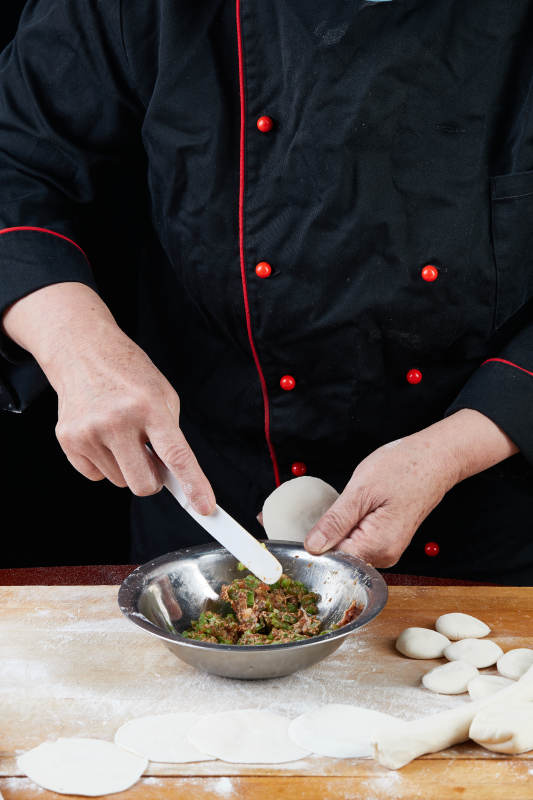 厨师现场演示饺子制作完整过程图片