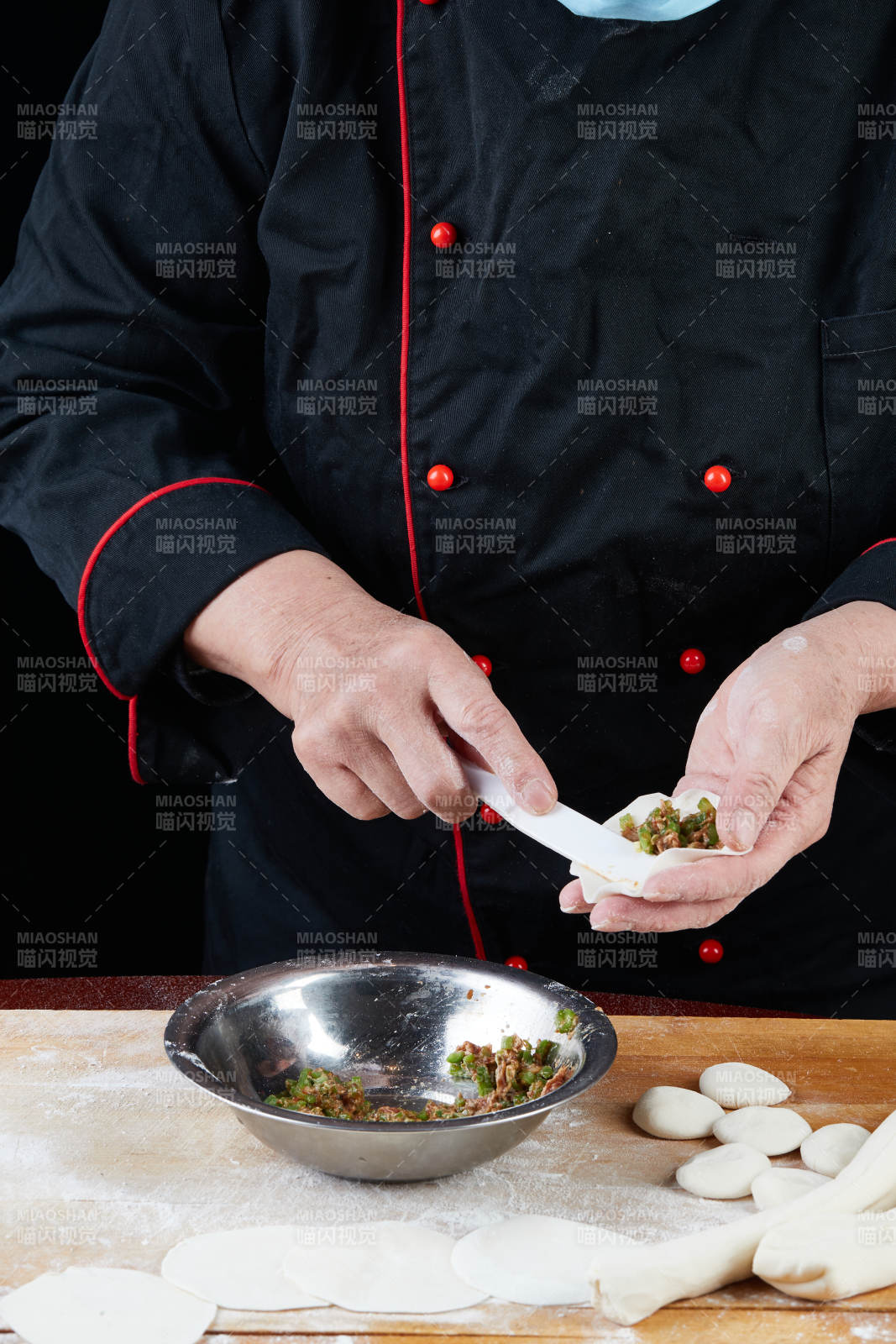 厨师现场演示饺子制作完整过程图片